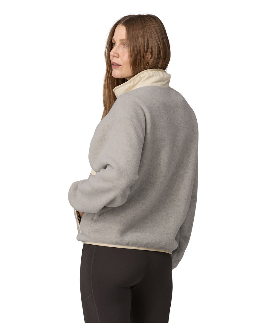 A person wearing the Patagonia Women's Synchilla Fleece Jacket showing the back and the collar, which is in an upright position to keep the neck warm