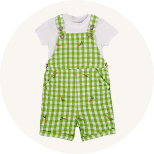 Frugi Alfred Dungaree Outfit in Macaw Gingham Carrots – GOTS-certified organic cotton seersucker. This green gingham dungaree set features carrot embroidery, adjustable straps, button details, and comes with a soft white cotton t-shirt.