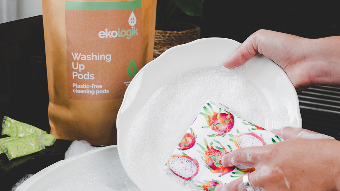 Person washing dishes with Ekologic washing up pods