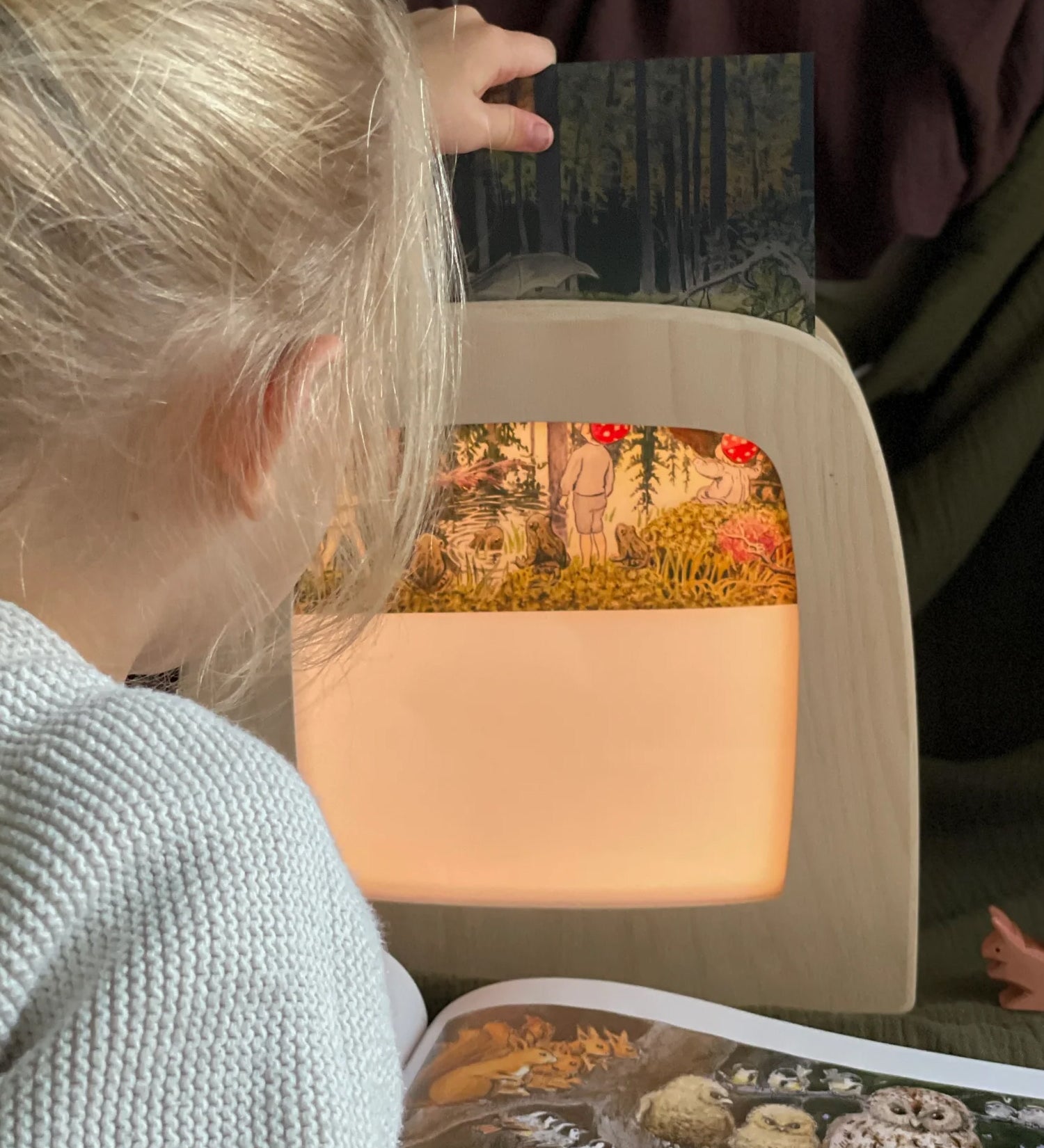 A child putting a Toverlux Magic Lamp silhouette inside the Magic Lamp.