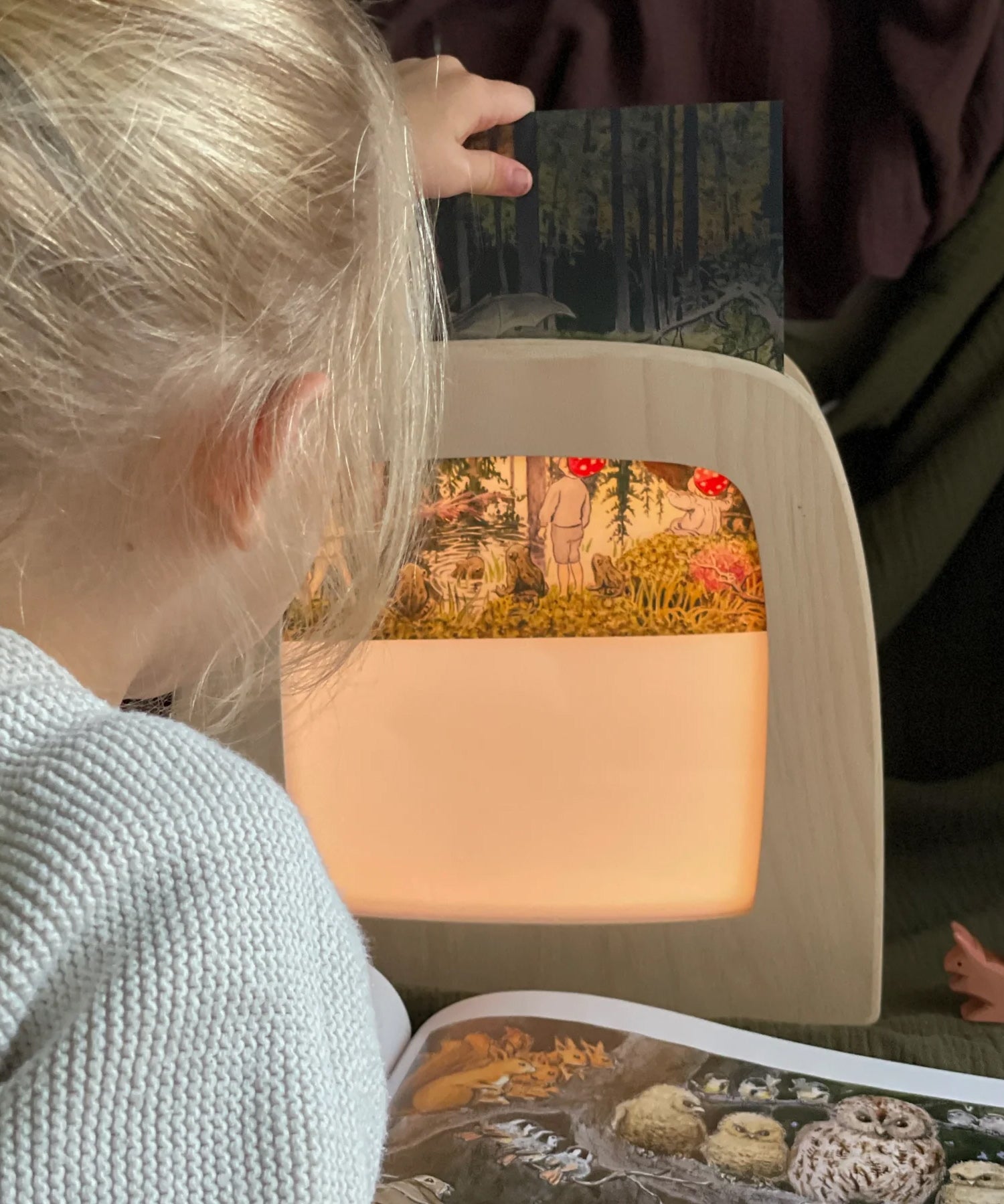 A child putting a Toverlux Magic Lamp silhouette inside the Magic Lamp.