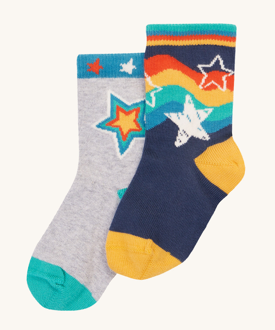 This 2-pack of Little Socks from Frugi are made with soft organic cotton and a touch of stretchy elastane to help them last longer. Featuring Stars Multipack designs, these rib top socks have contrasting coloured cuffs, heels and toes.