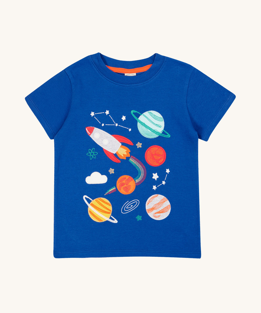 This short-sleeved Little Creature Appliqué Top from Frugi is made from soft organic cotton. In Blue Tang, this top has Rocket characters appliquéd on the front