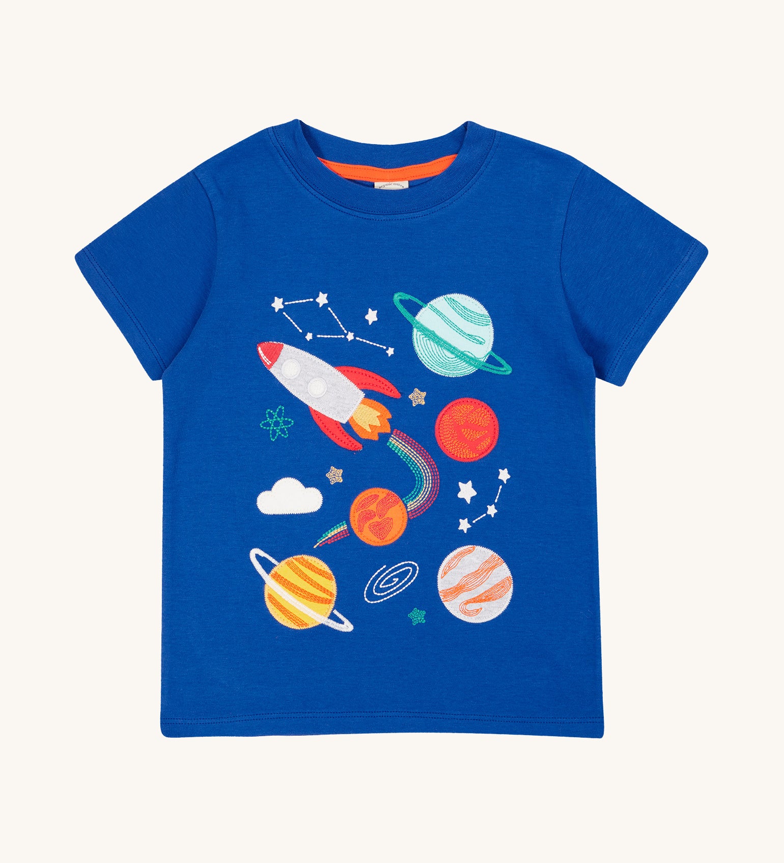 This short-sleeved Little Creature Appliqué Top from Frugi is made from soft organic cotton. In Blue Tang, this top has Rocket characters appliquéd on the front