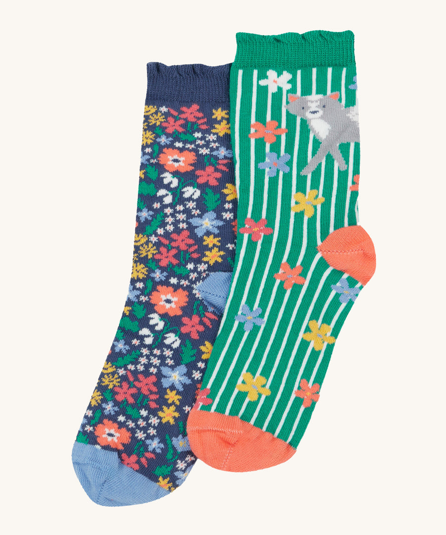 Frugi Frill Socks 2 Pack - Get Outside. Featuring flowery 'Get Outside' designs, one pair comes in navy with a flower repeat print, and the stripy green pair features and adorable grey cat