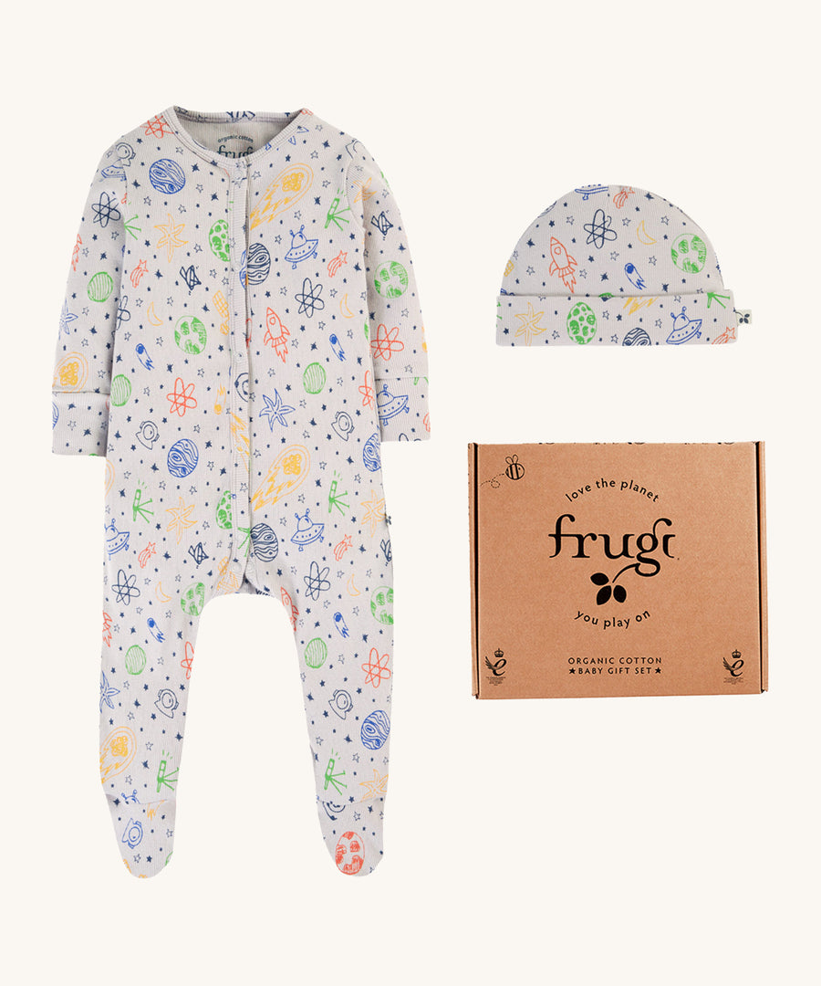 Frugi Rey Rib Baby Gift Set - Dream Big/Grey. A soft,organic cotton babygrow and hat in a light grey and dream big repeated print. The print consists of cute rocket ships, planets, astronauts, telescopes and ufo's.