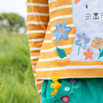 Haut appliqué Frugi Tori - Rayure bretonne dorée/Chat