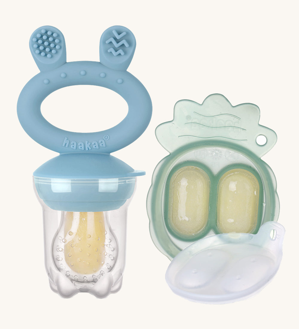 The Haakaa Fresh Food Feeder Mini Freeze and Feed set in blue, comes with a Nibble Tray, and a feeder. Both are freezable and the feeder is textured to sooth teething and sore gums