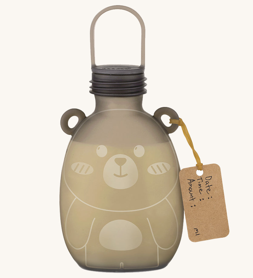 The Haakaa Happii Bear Silicone Goody Pouch, is made from 100% food-grade silicone, and has clear measurement marks to measure food and liquid inside the pouch. There is also a cross-cut variable flow Silicone Sippy Spout for easy feeding.