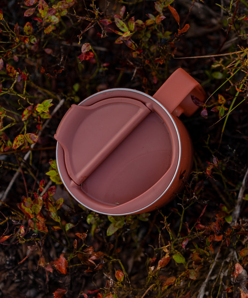 A closed Klean Kanteen Rise Flip Lid on a Rise Tumbler Mug