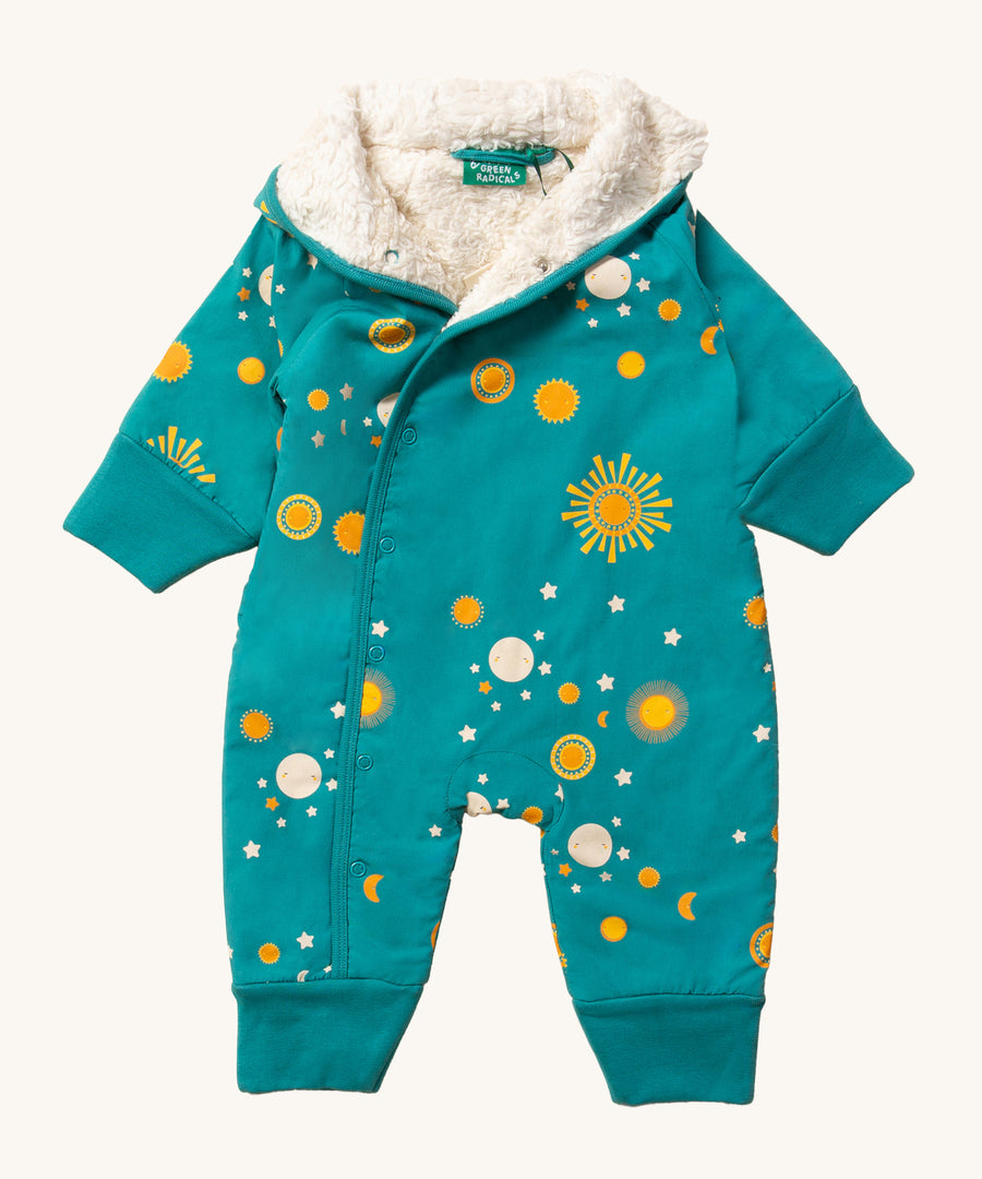 LGR Sun & The Stars Sherpa Fleece Snowsuit. A light blue fabric with happy sun and star print, Fold-over cuffs on the arms and legs to keep hands and feet warm, and to give room for growth and a soft fleece lining