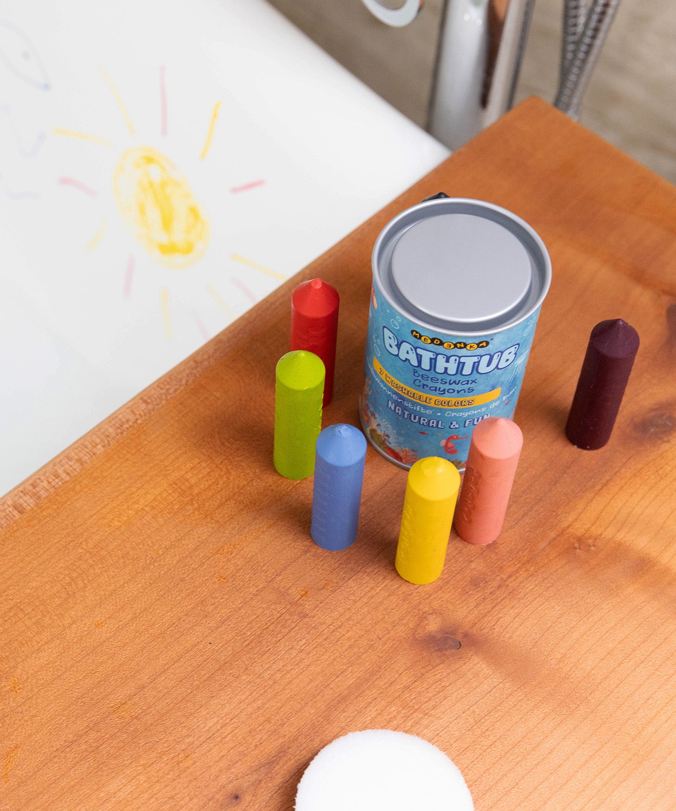 The Medenka natural beeswax bath crayons next to a bath. 