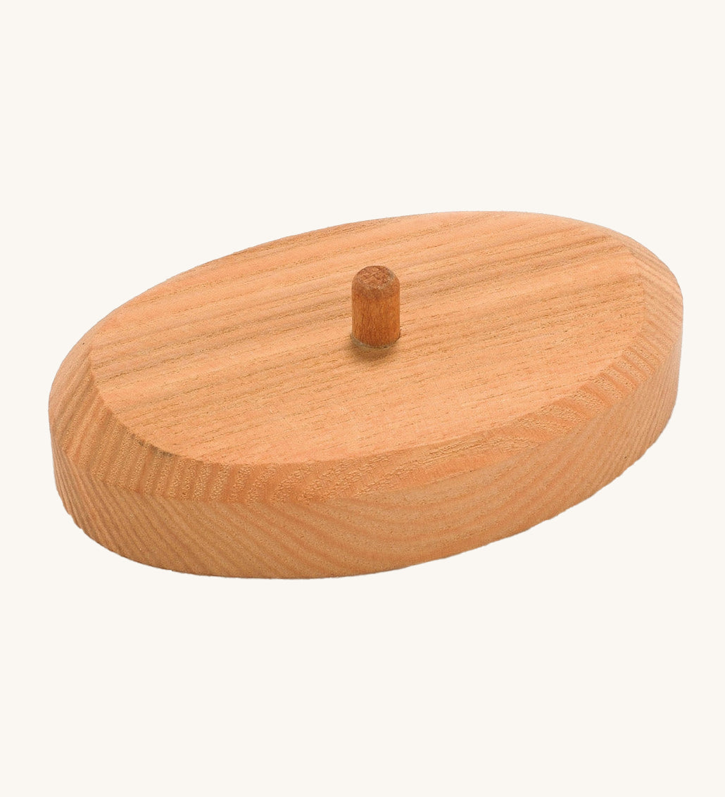 The wooden support stand for the palm tee, in natural wood with a dowel in the middle. The image shows the natural wood grain of the stand