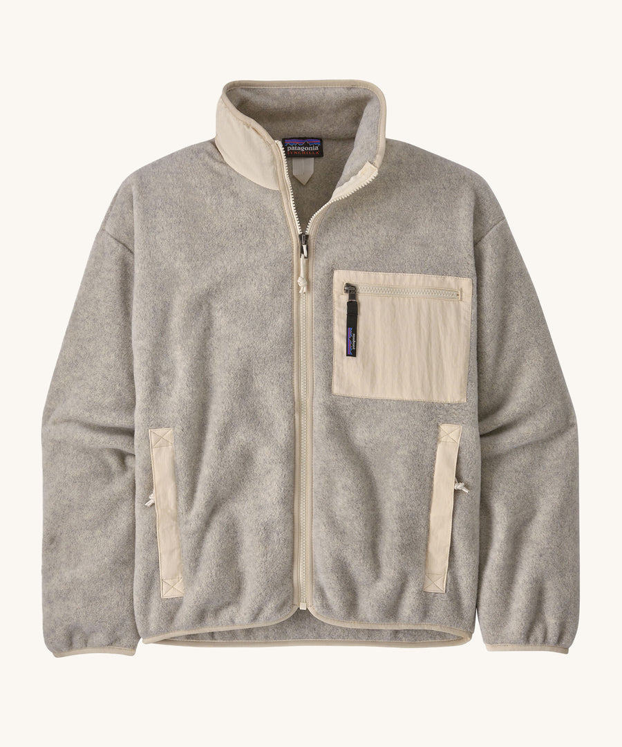 Patagonia Women's Synchilla Fleece Jacket - Oatmeal Heather. A light beige coloured zip up fleece with 3 pockets. One on the chest, and one each side of the jacket