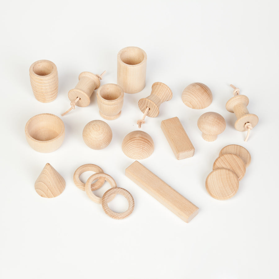 20 wooden elements and an organic cotton storage bag for heuristic play. Suitable from 10 months+. White background.