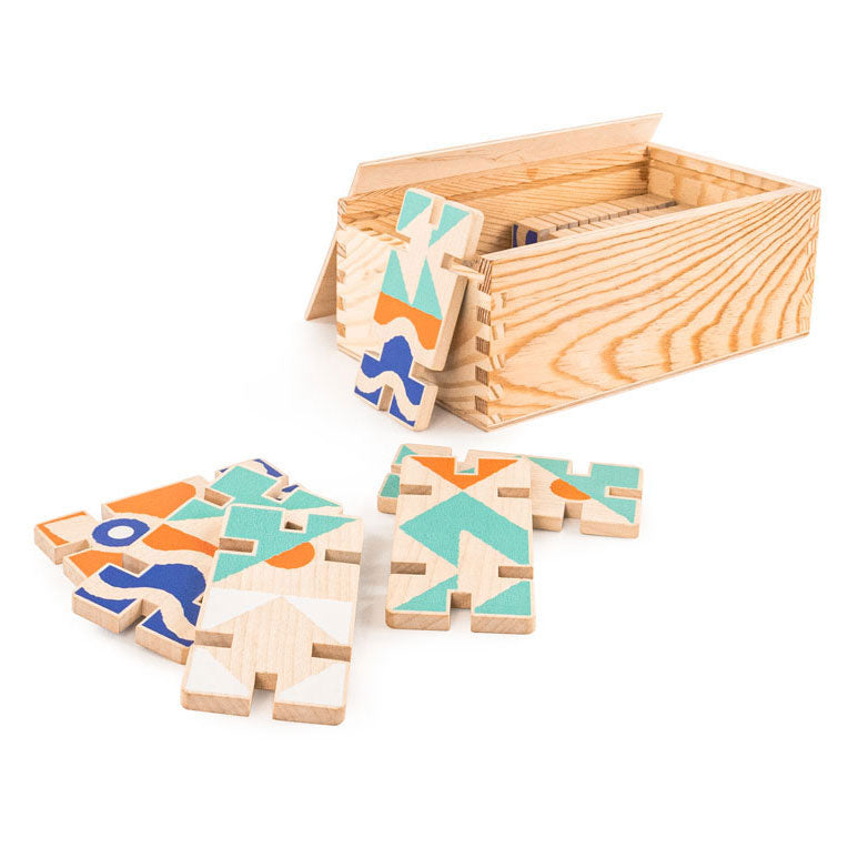 Bajo Domino 3D next to wooden box pictured on a plain white background