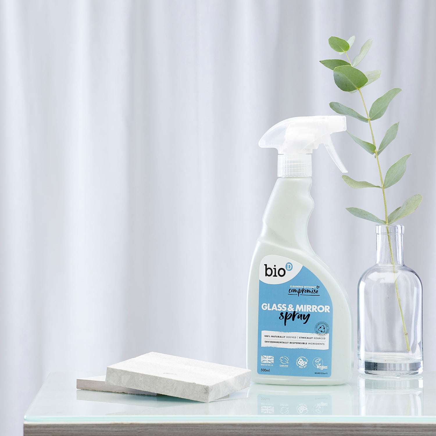 Bio-D natural eco friendly streak free glass and mirror cleaner in a 500ml spray bottle