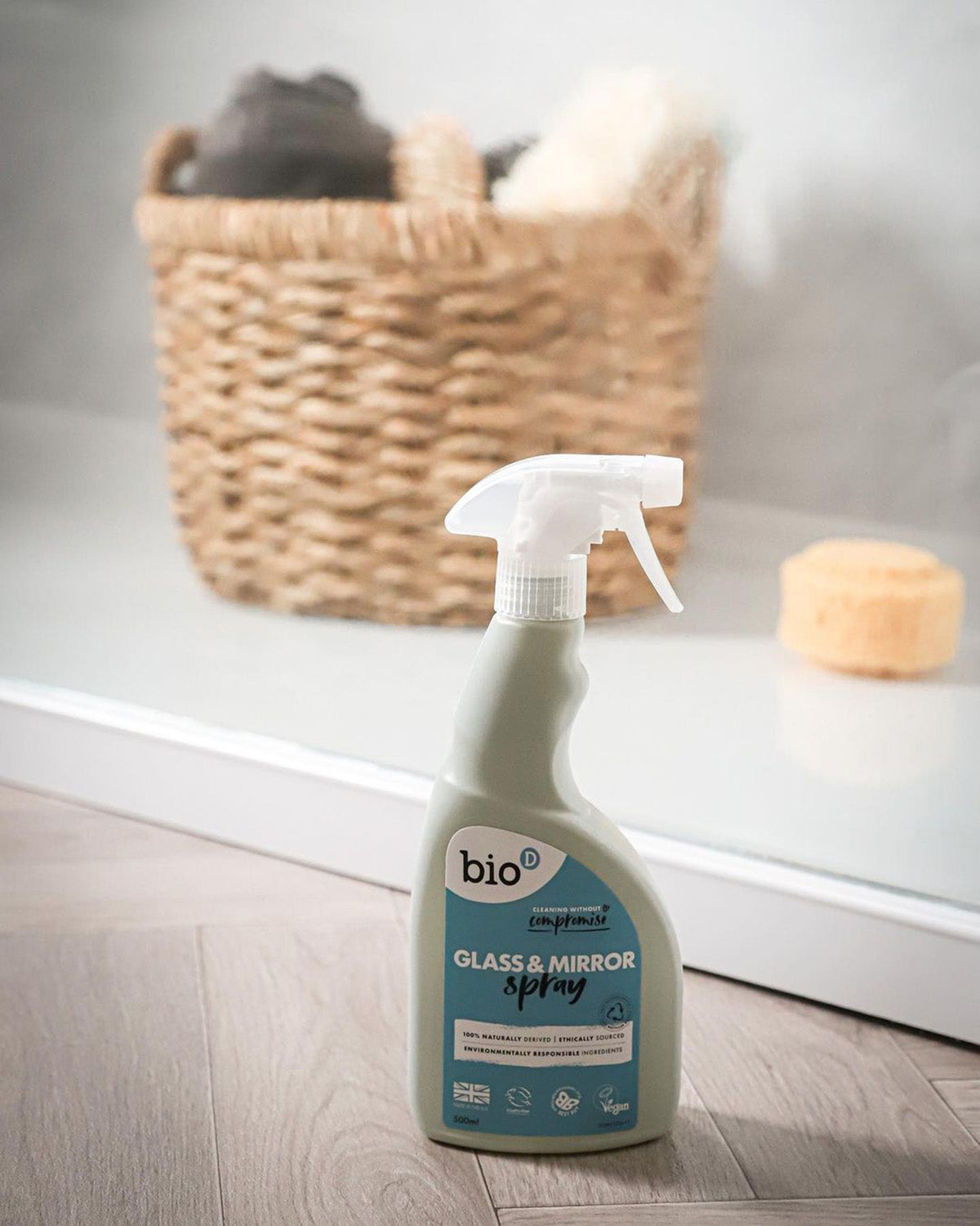 Bio-D natural eco friendly streak free glass and mirror cleaner in a 500ml spray bottle