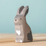 Lapin assis gris en bois Bumbu