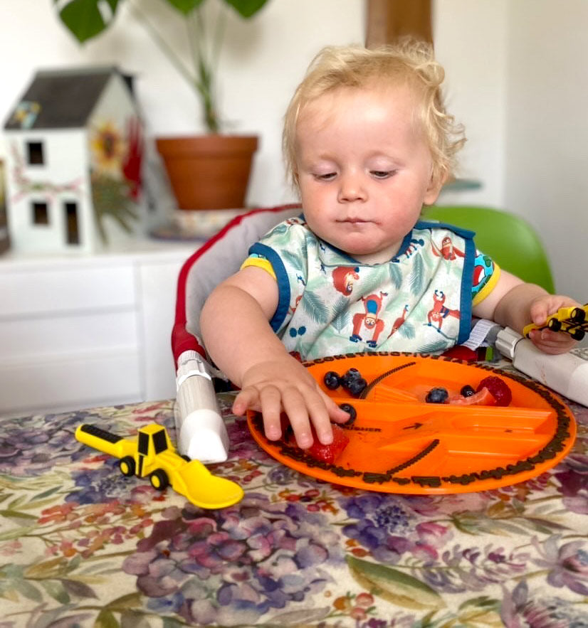 Close popin orangutan sleeveless bib modelled by toddler