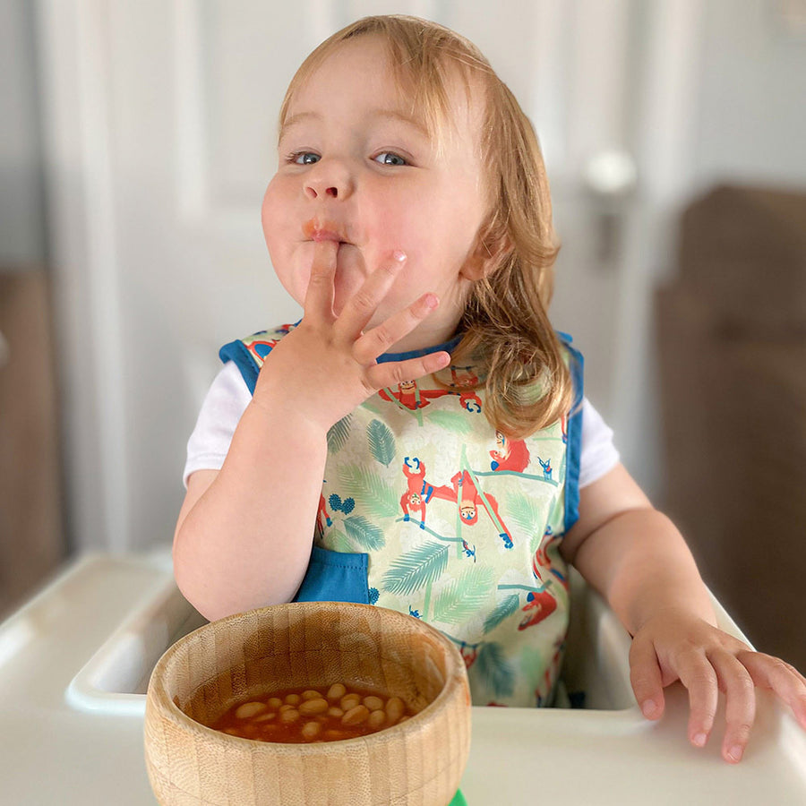 Close popin orangutan sleeveless bib modelled by toddler