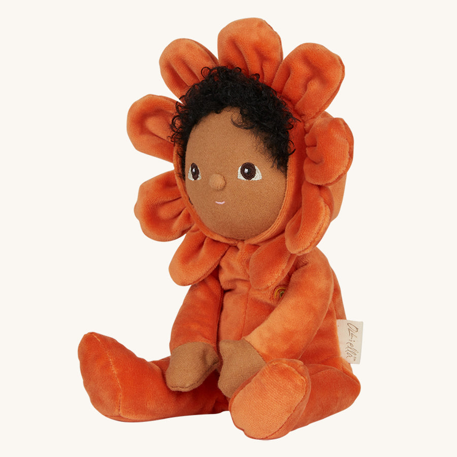 Olli Ella Dinky Dinkum Blossom Buds - Poppy  is sat in a flowerpot surrounded by the rest of the blossom bud range with a child holding Sunflower doll in the foreground