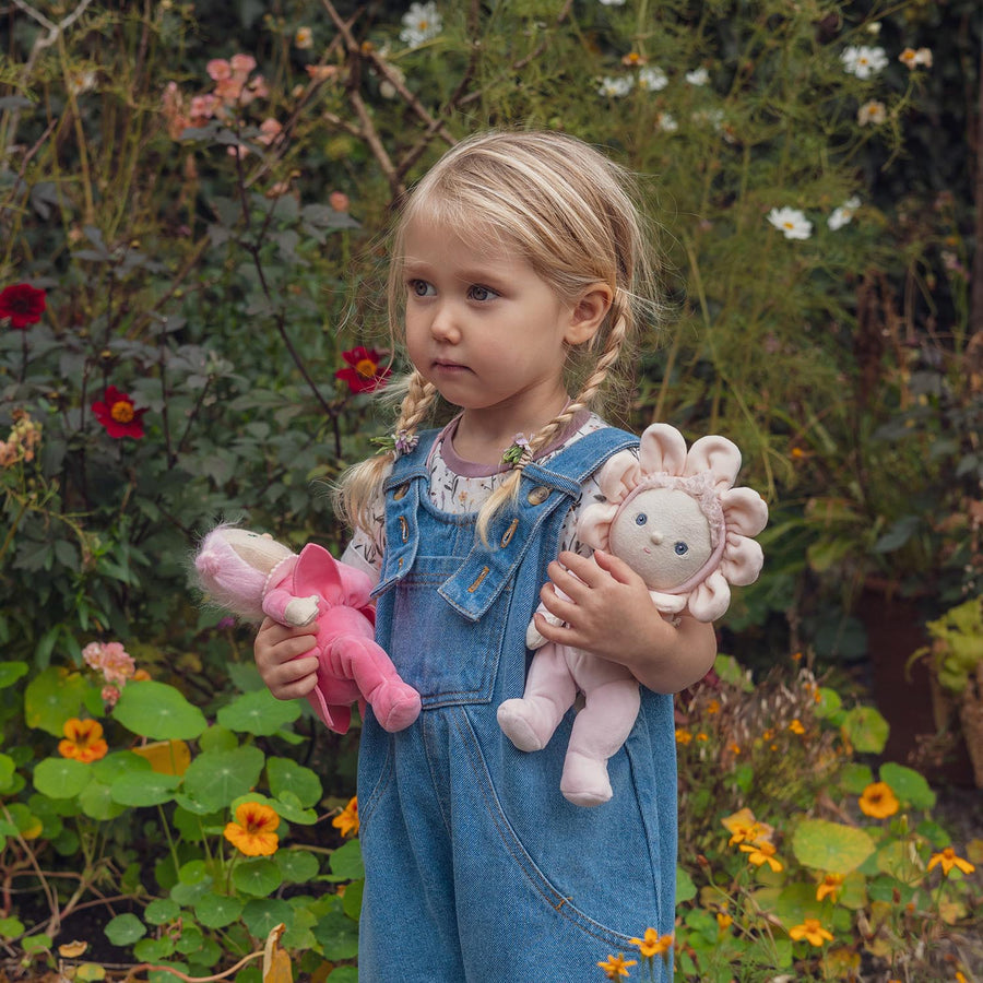 Olli Ella Dinky Dinkum Blossom Buds - Daisy  with Rose and Sunflower dolls in the foreground sat in the grass