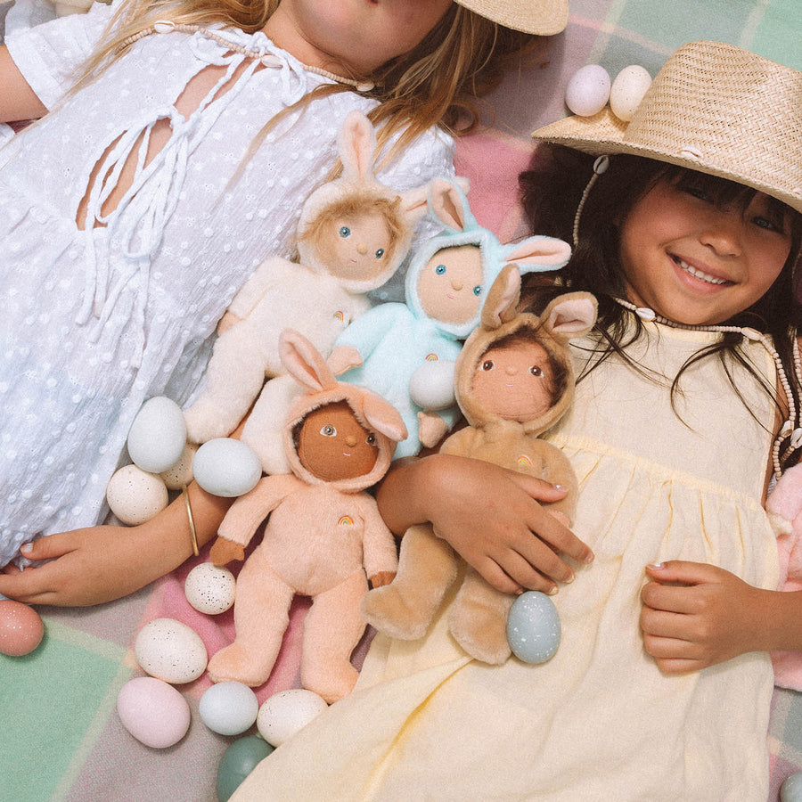 Two children playing with the Olli Ella Dinky Dinkum Dolls Fluffles collection