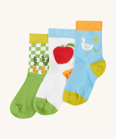 Frugi baby farm field 3 pack socks - GOTS organic cotton baby socks. Features 3 unique and vibrant farm related print with elasticated ankle cuffs.