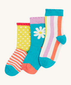 Frugi kids Freya frilled let's create 3 pack socks - GOTS organic cotton kids socks with light frills. Features a striped socks with a light blue cuff, a light blue sock and white daisy design and a spotted/striped sock.