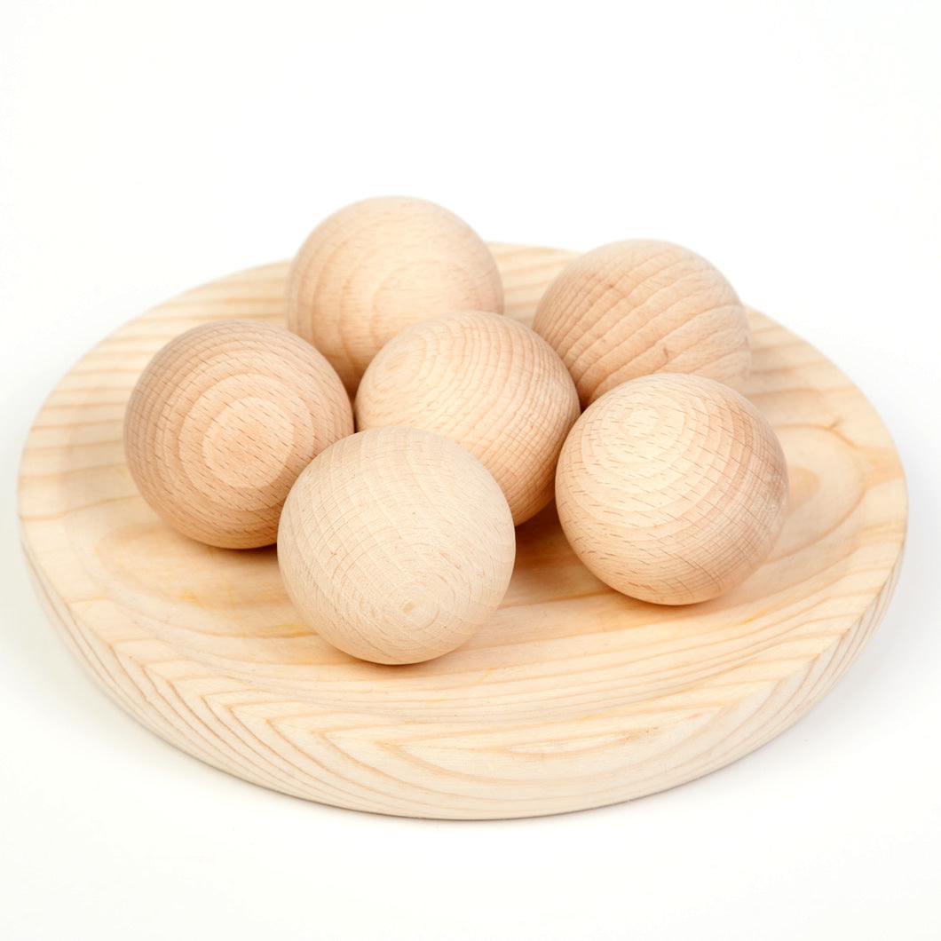 This Grapat Loose Parts set includes 6 large natural wooden balls finished in a natural oil (please note - dish is not included).