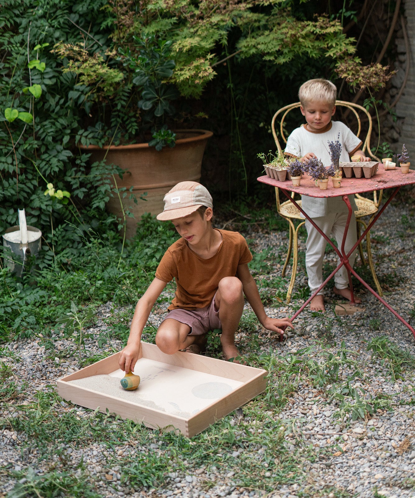 A child playing with the Grapat wooden yellow flowing bird outside 