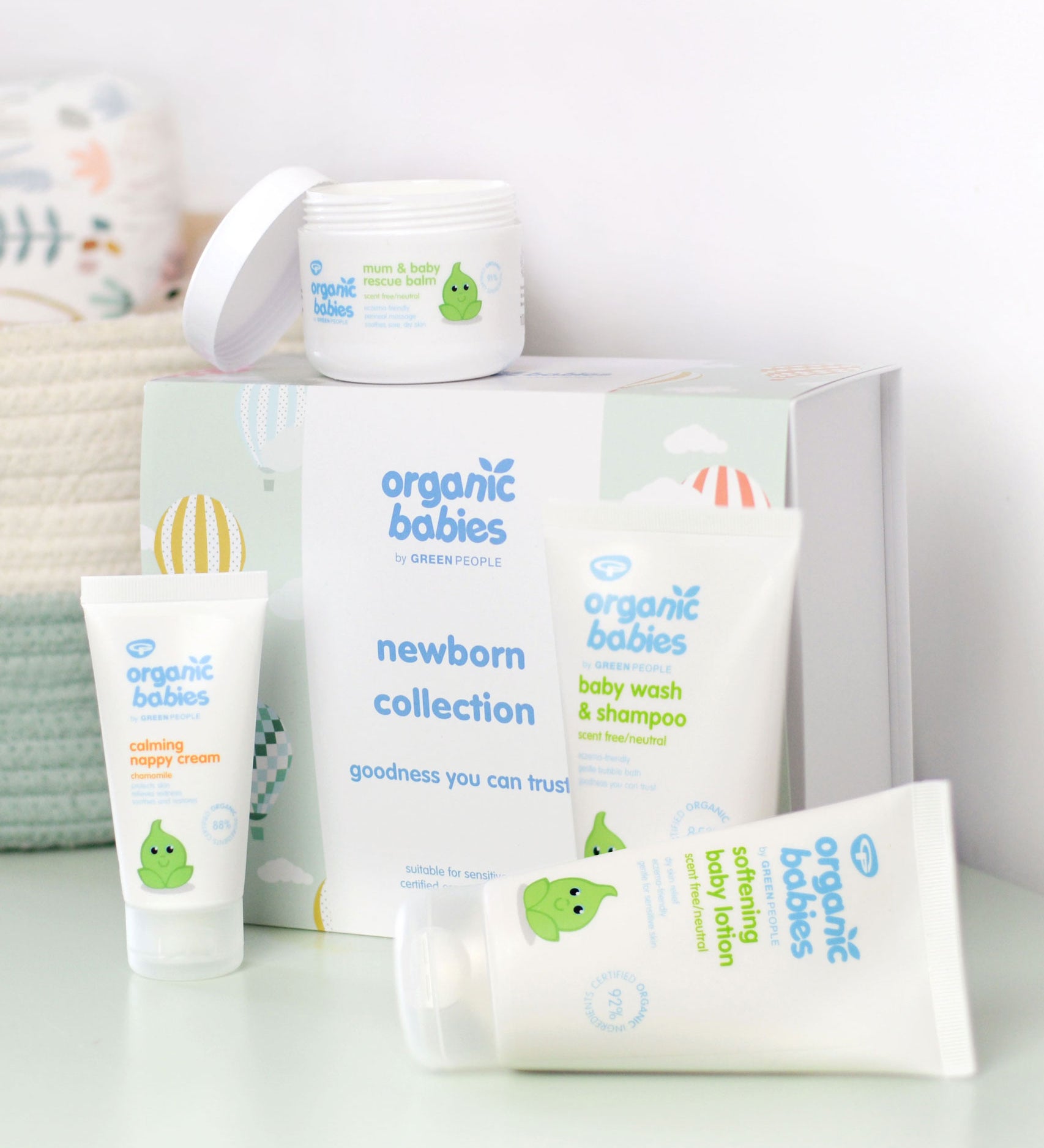 Green People Organic Babies Newborn Gift Set Box with the products outside the box. 