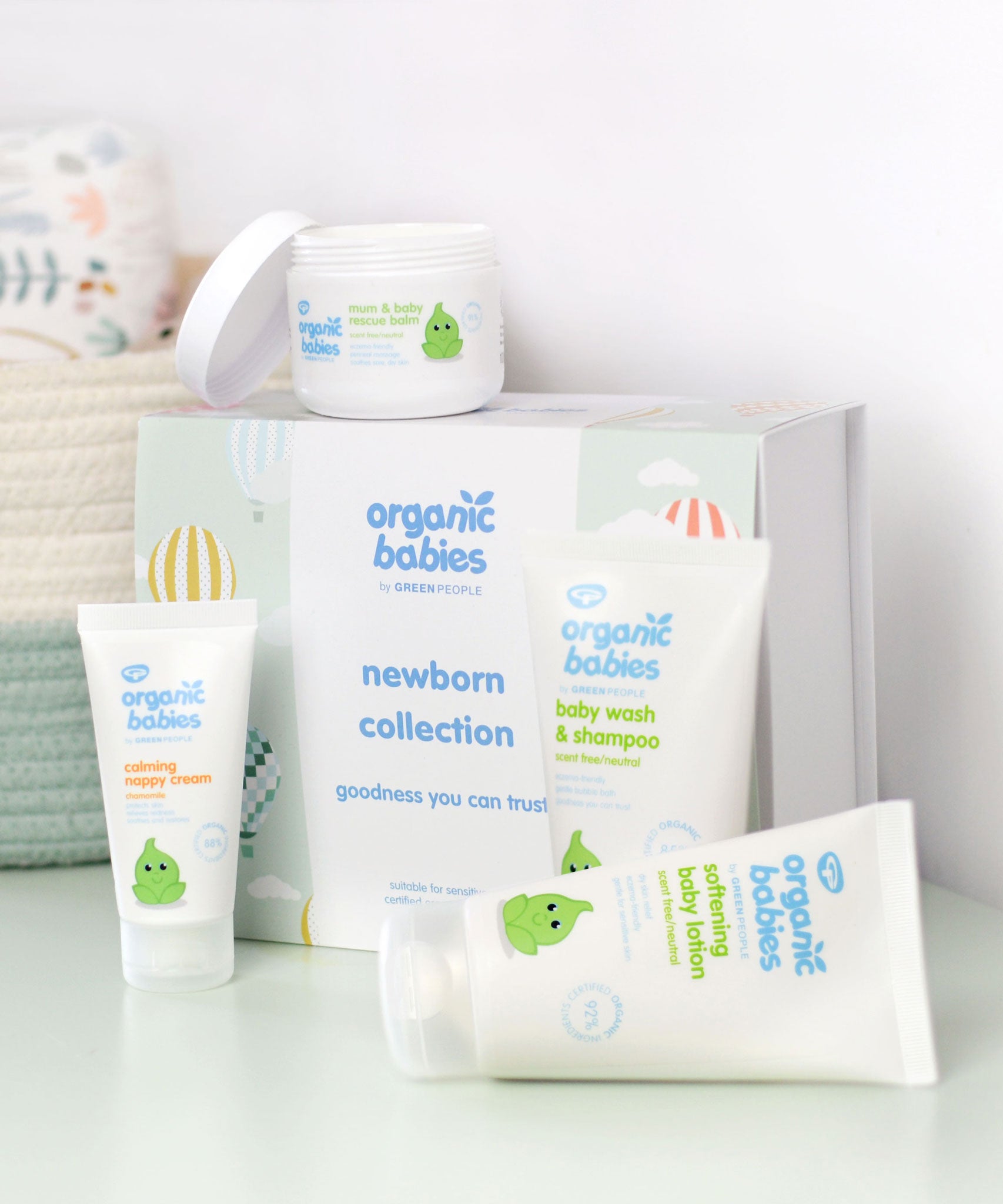 Green People Organic Babies Newborn Gift Set Box with the products outside the box. 