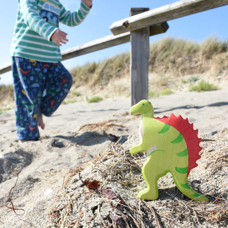 Holztiger Spinosaurus pictured on a sandy beach