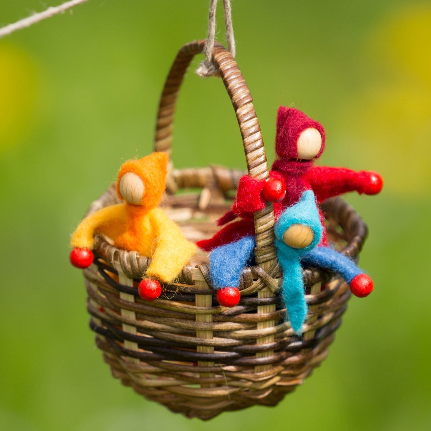 The Kraul Basket Cable Car Kit. This small woven basket is carrying three tiny peg dollies.