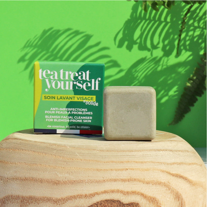 Picture of the Lamazuna Tea Treat Yourself Blemish Prone Skin Cleansing Bar with its green box.