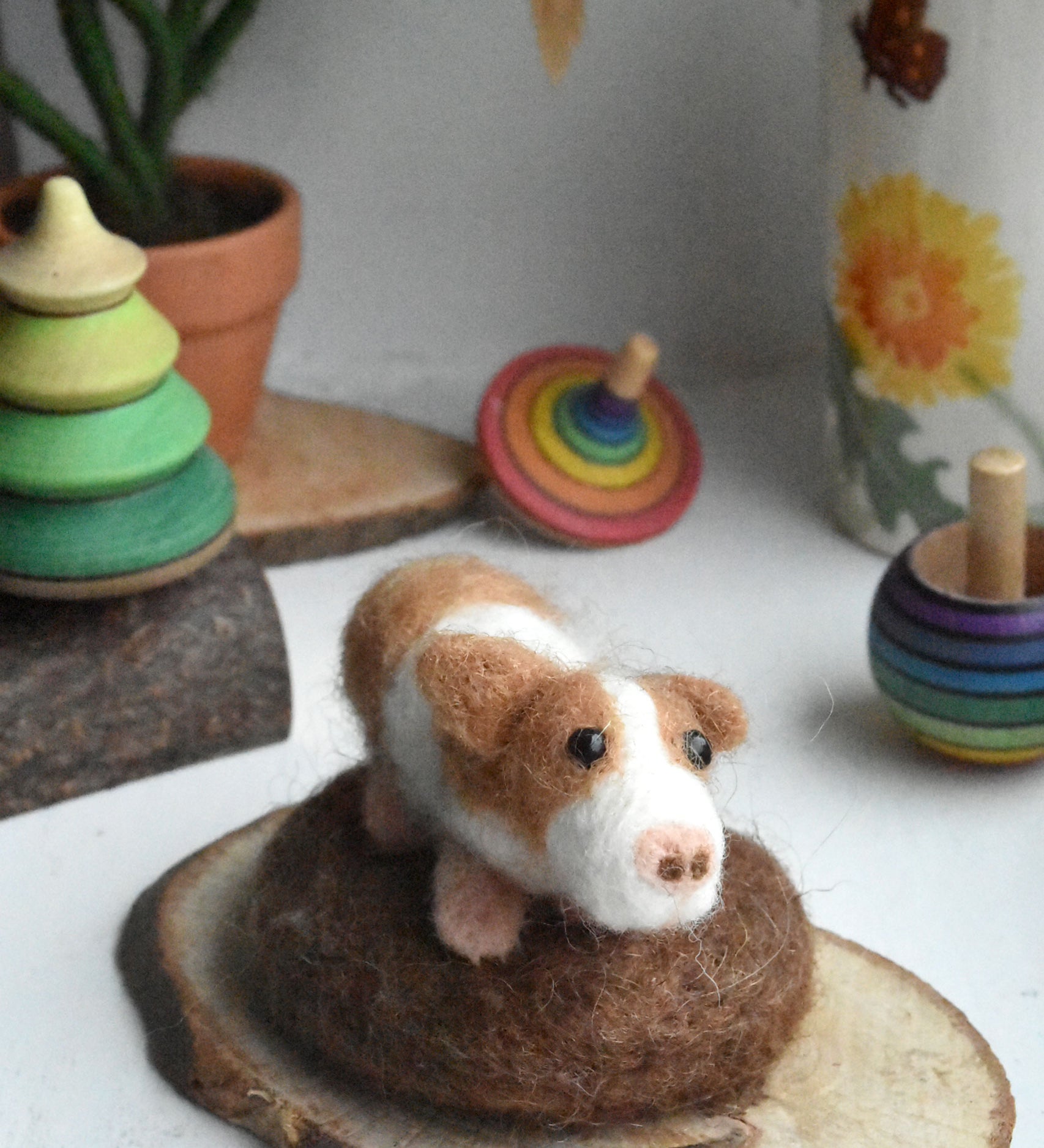 A felted guinea pig figure created using the Makerss Amiguwoolli Guinea Pig Mini Needle Felt Kit.