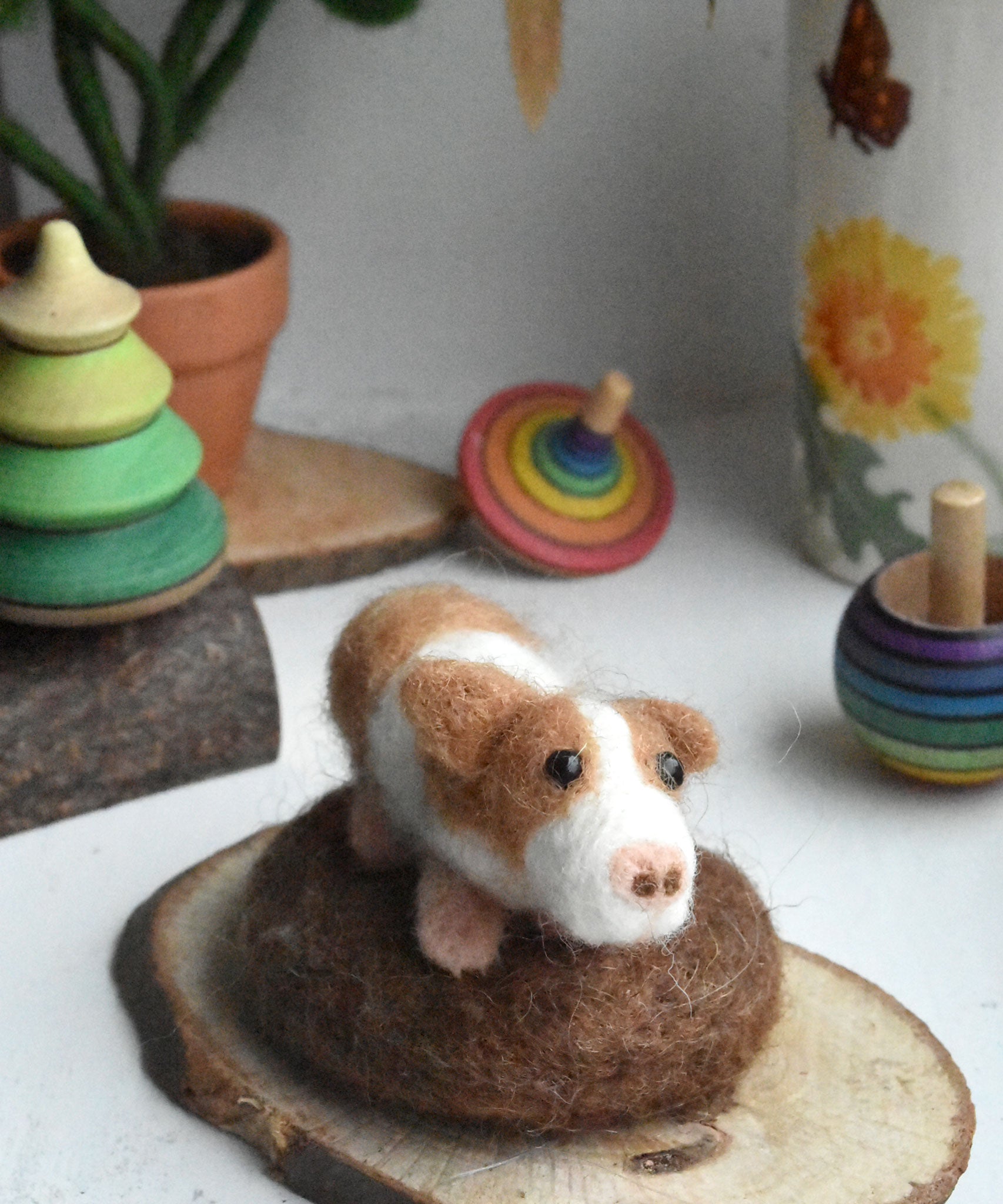 A felted guinea pig figure created using the Makerss Amiguwoolli Guinea Pig Mini Needle Felt Kit.