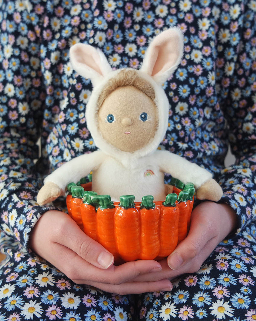 Olli Ella Dinky Dinkum Doll Fluffles - Bobbin Bunny sat in a ceramic carrot bowl