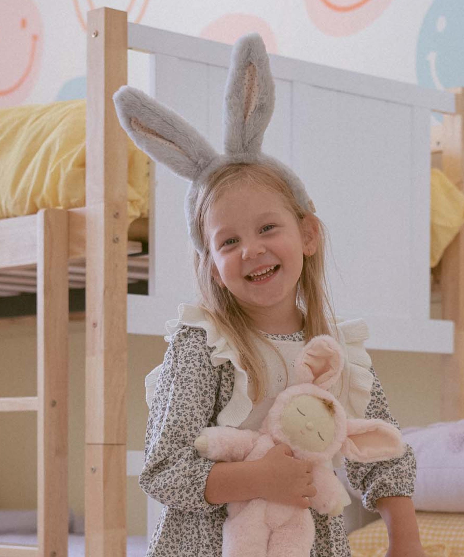 A child wearing the grey Olli Ella Fluffle Bunny Ear Headband.