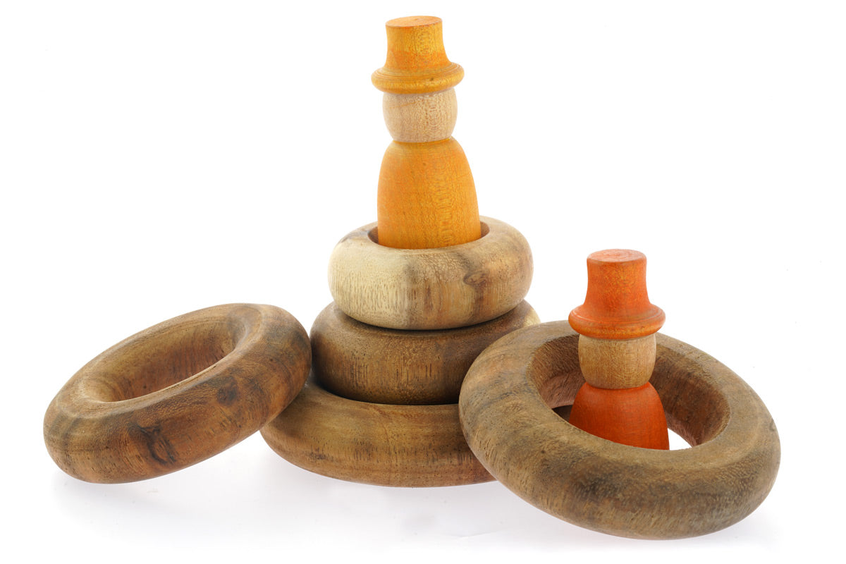 Papoose plastic-free wooden rings piled on a white background with some Grapat nins