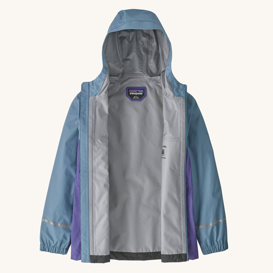  and a patagonia logo on the chest. The jacket also has a grey lining.