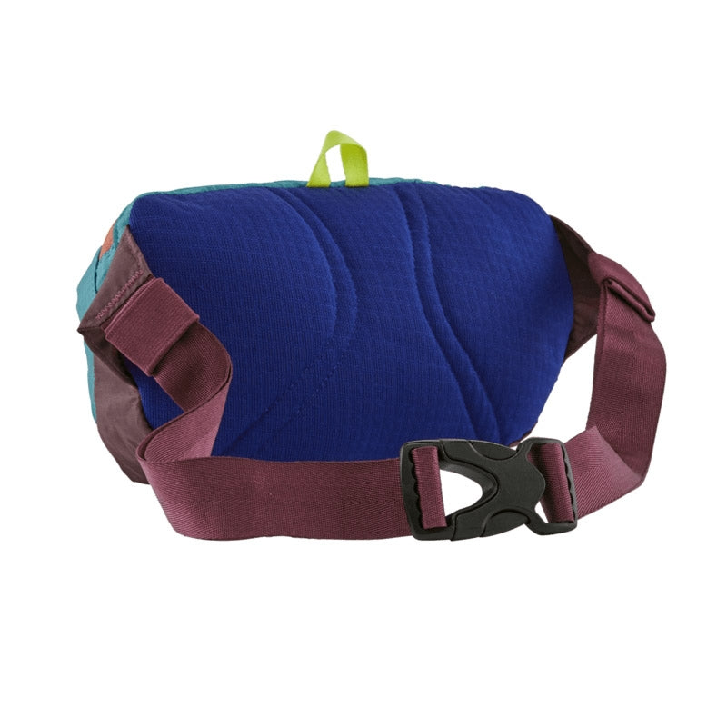 Picture showing the ebbing strap of the mini hip pack. Picture background is white.