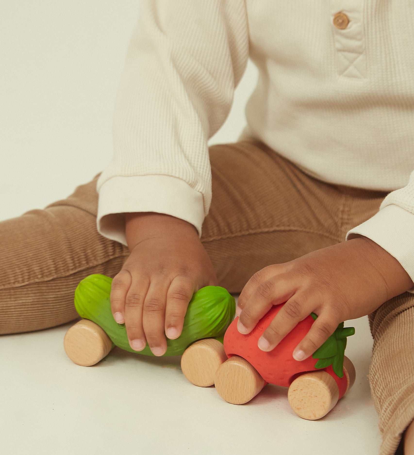 A child playing with the Pickle and Strawberry Oli & Carol Car