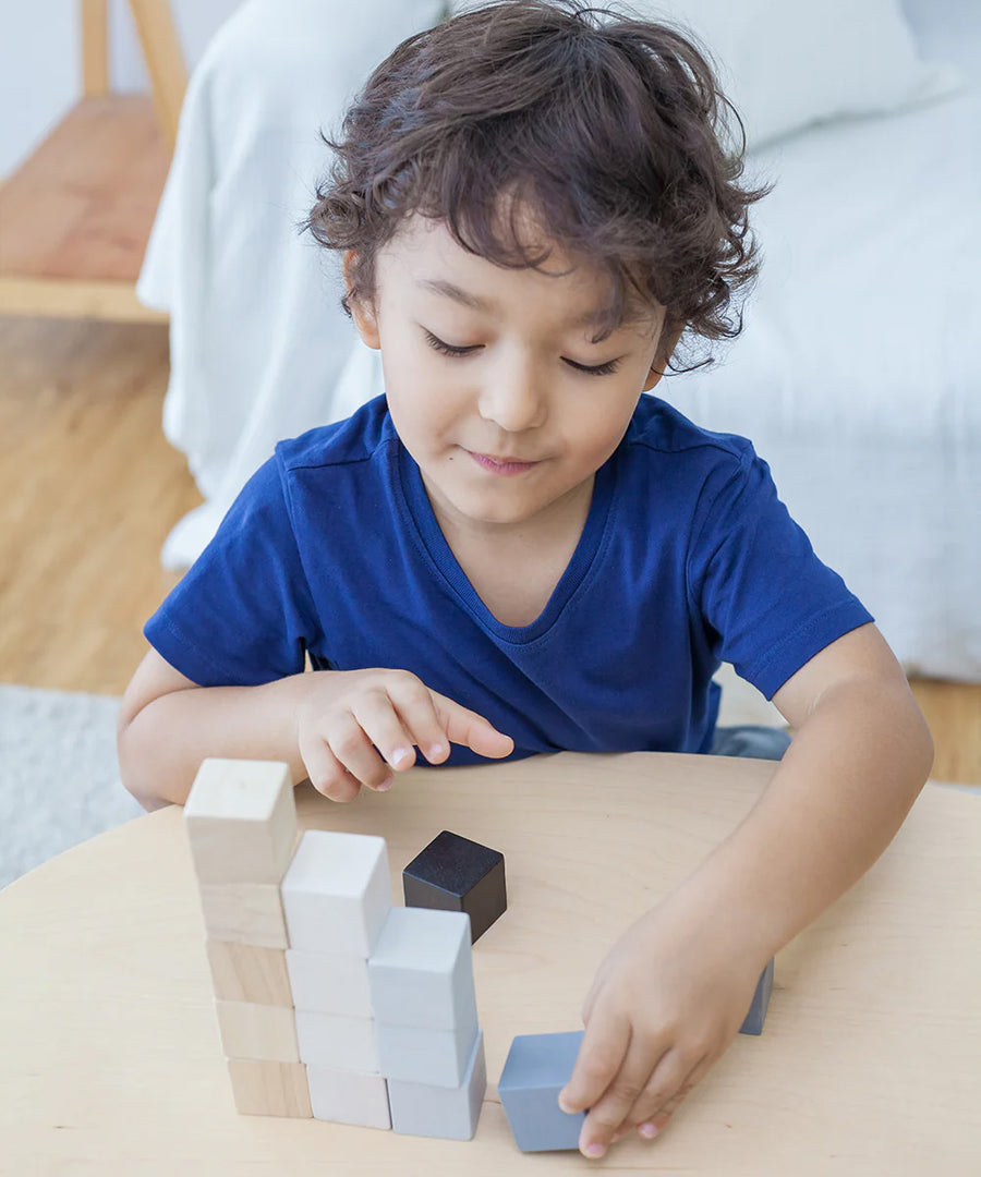 A child playing with the PlanToys 15 Cubes. 