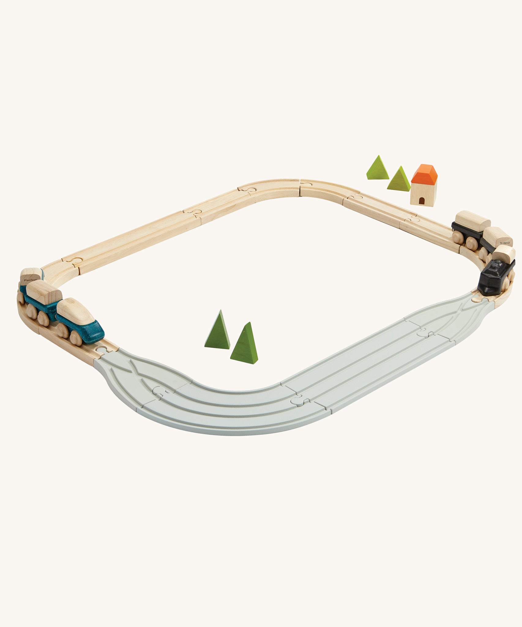 The PlanToys Rubber Road and Rail Adaptor Tracks in use with a wooden railway track and straight pieces of the PlanToys rubber
road and rail set. 