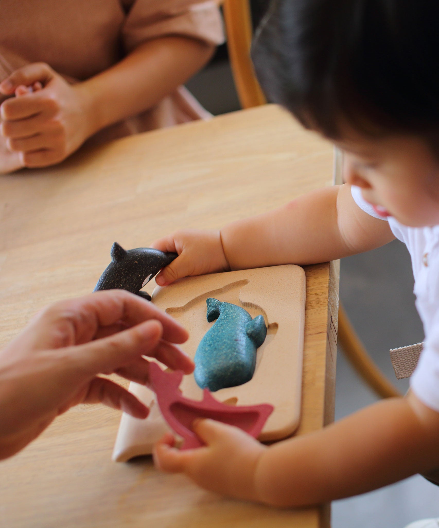 A child playing withthe PlanToys Sea Life Puzzle.