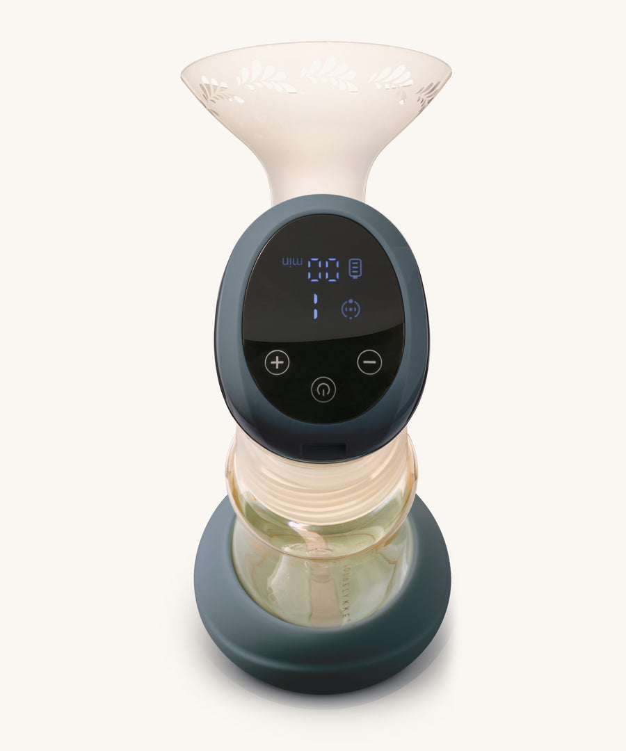 The digital smart touch screen on the Lola&Lykke Smart Electric Breast Pump. The image shows the on and off button, and suction control on the display