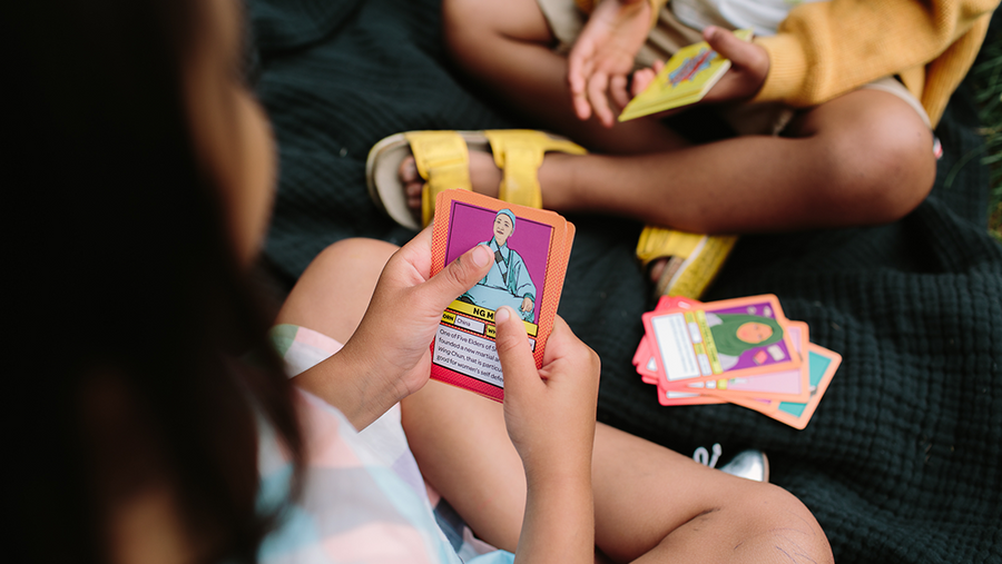 Kids playing the Super Sapiens card game